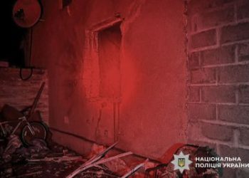Ворожий дрон поцілив у будинок – травмовані діти: на Миколаївщині поліцейські фіксують наслідки удару та збирають докази воєнного злочину »