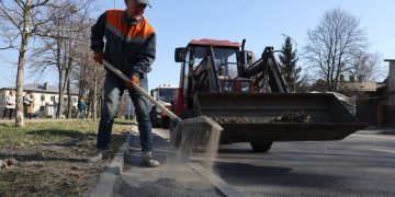Вулиці Львова очищають від зимового піску: тривале прибирання триває –