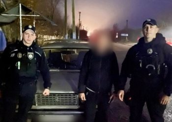 Выбросил на дорогу: в Одесской области мужчина пытался избавиться от щенков