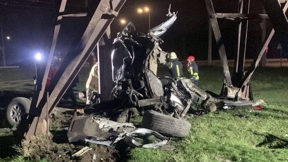 Є загиблий і травмований: автівка влетіла в електроопору в Запоріжжі