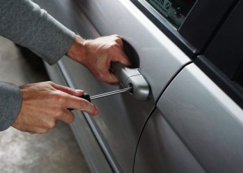 Запоріжець намагався відбуксирувати чуже авто з паркінгу
