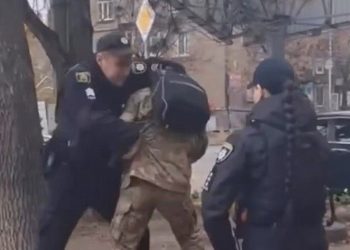Запорізькі патрульні “скрутили” військового – кадри