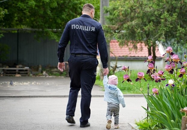 Заряд человечности: одесские правоохранители посетили специализированный дом ребенка