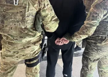 Затримання у ТРЦ Дніпра: попався ділок, який перевозив чоловіків за кордон