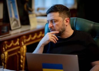 Зеленський заявив: “Росія змушена зупиняти роботу нафтових свердловин після українських ударів, і це стає стратегічним ударом по економіці агресора”